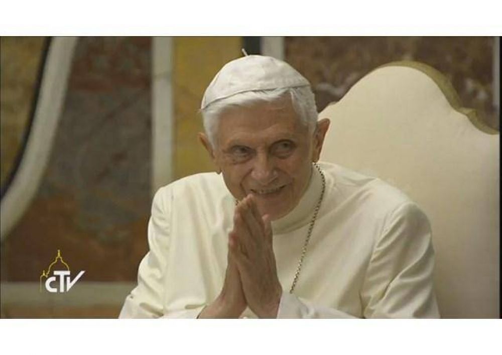 El Papa Em�rito sigue sirviendo a la Iglesia, dijo Francisco