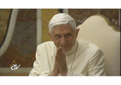 El Papa Em�rito sigue sirviendo a la Iglesia, dijo Francisco