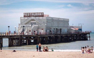 Quieren volver a instalar el gigante cartel de publicidad en el muelle de pescadores