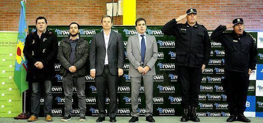Ritondo entreg� patrulleros en Brown junto a Cascallares