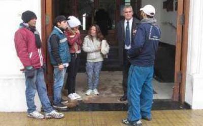 General Villegas: Acampe en la Municipalidad en reclamo de empleo