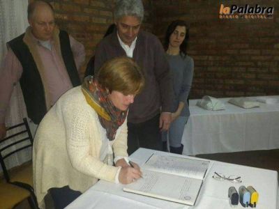 Zara particip� de la asunci�n de las nuevas autoridades del barrio 99 viviendas