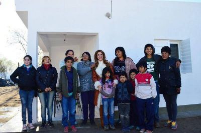 La Gobernadora entreg� vivienda en el barrio Men�ndez de La Banda