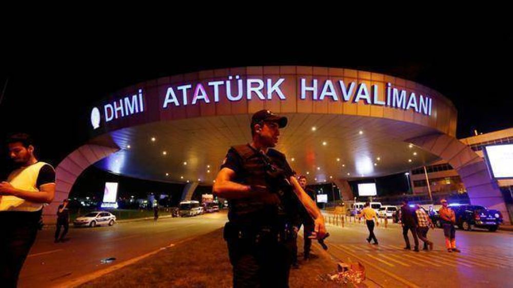 Tras permanecer cinco horas cerrado por el atentado suicida, vuelve a operar el aeropuerto de Estambul