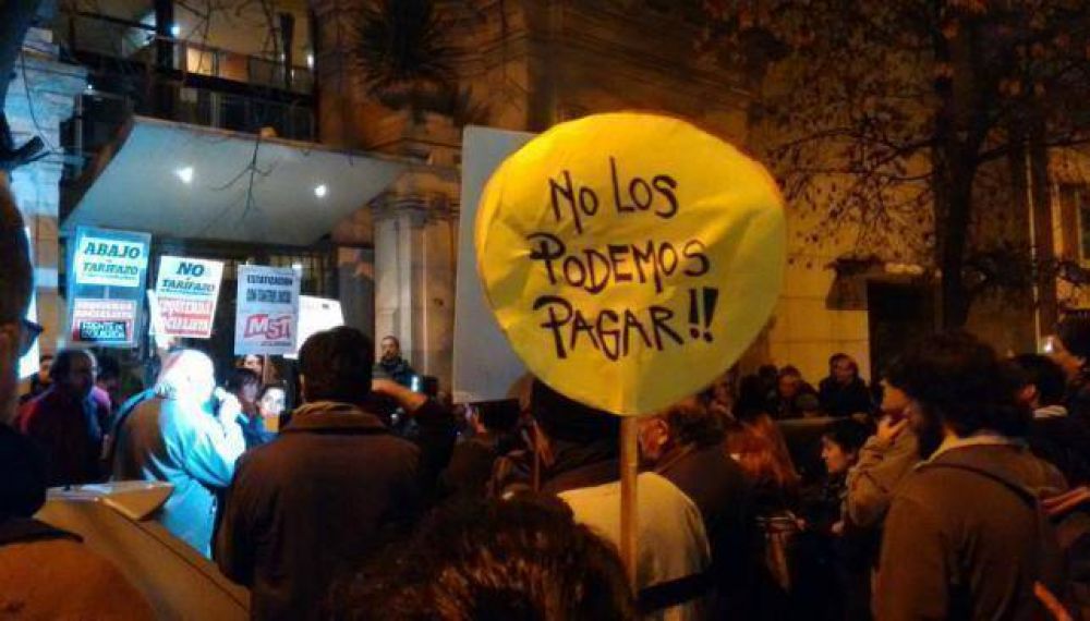 Vecinos protestaron en el centro contra el aumento de las tarifas