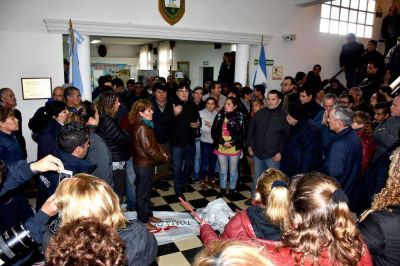 Atolaguirre paga el aguinaldo el martes: municipales hacen aplaudidas y paro