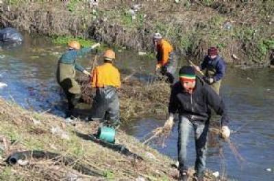 Trabajos de limpieza en el arroyo Pinazo