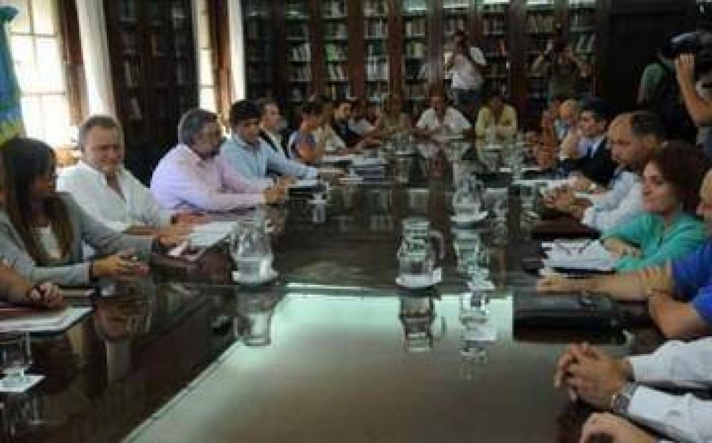 Paritaria estatal: Vidal logr� un fallo judicial que enfr�a la discusi�n