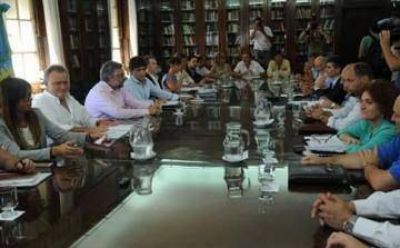 Paritaria estatal: Vidal logr� un fallo judicial que enfr�a la discusi�n