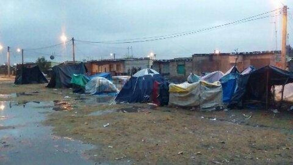 Tras la espera, familias asentadas en Santa Mnica se retiran del lugar