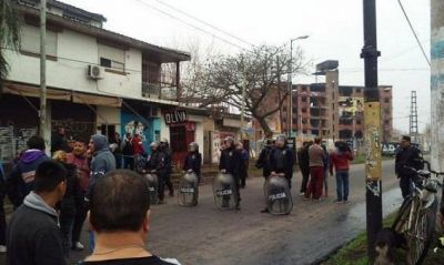 Incidentes entre polic�a y vecinos que denuncian secuestro de ni�os