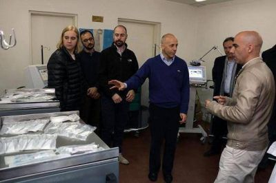 Nicol�s Ducot� hizo entrega de equipamiento a los hospitales