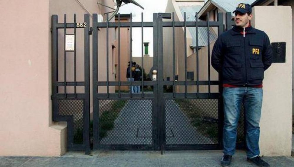 Encuentran documentos que confirman el v�nculo entre los Kirchner y B�ez