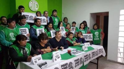 Weretilneck hace equilibrio entre los gremios, que avanzan por aumentos