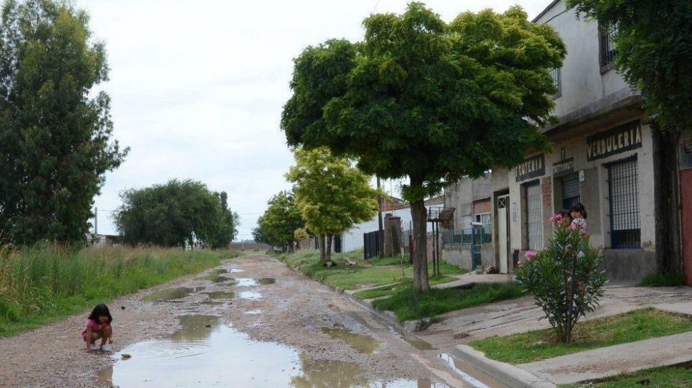 Vecinos se quejan de una laguna que se form� en la calle por desbordes cloacales
