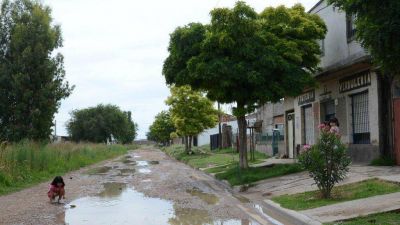 Vecinos se quejan de una laguna que se form� en la calle por desbordes cloacales
