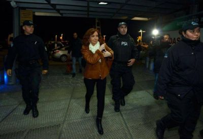 Cristina lleg� a Aeroparque y se reuni� con sus militantes: 