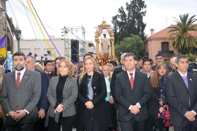 Una multitud particip� de la procesi�n en honor a San Nicol�s de Bari