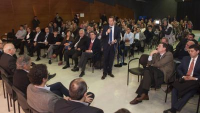 Guti�rrez se reuni� con funcionarios de producci�n e integrantes de PyMES