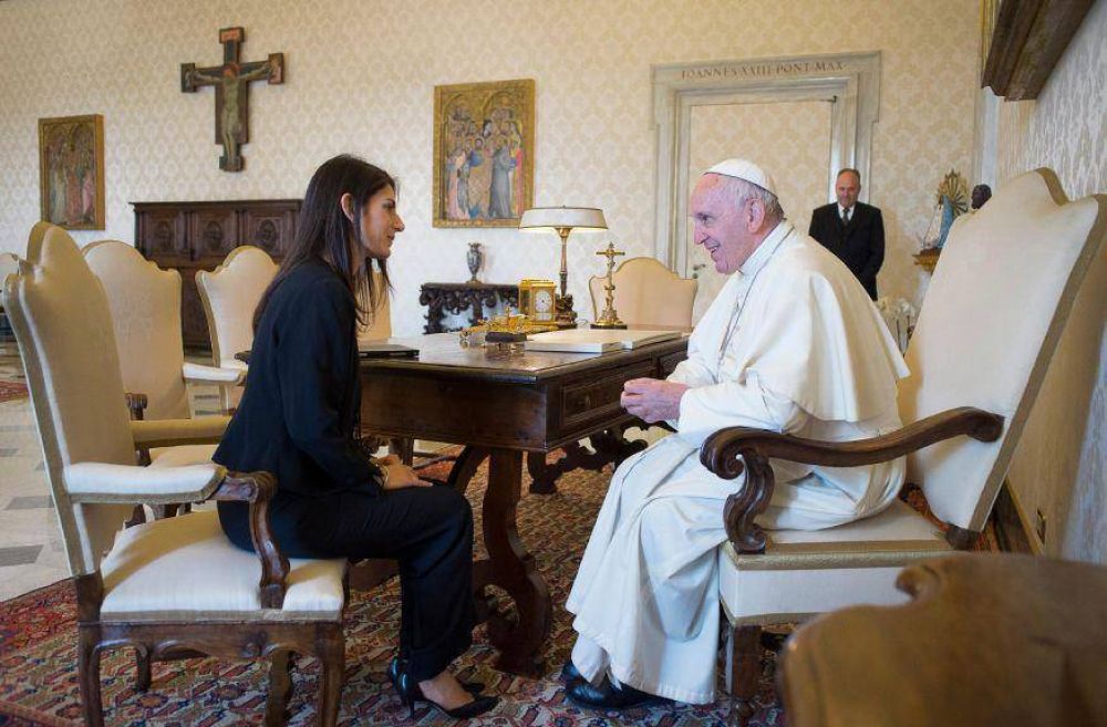 Papa Francisco recibe a primera alcaldesa de Roma en milenios