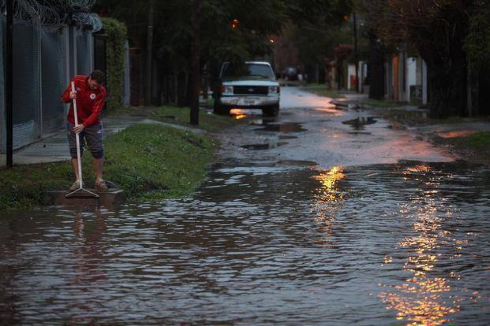 La lluvia no afloja y se suman las complicaciones en la Regi�n