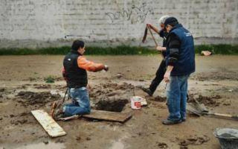 Bah�a Blanca: Se cansaron de esperar a ABSA y repararon un ca�o ellos mismos