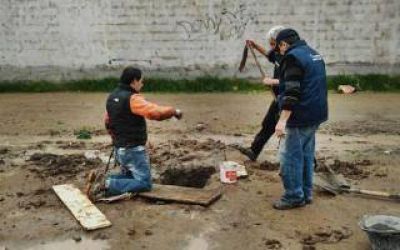 Bah�a Blanca: Se cansaron de esperar a ABSA y repararon un ca�o ellos mismos