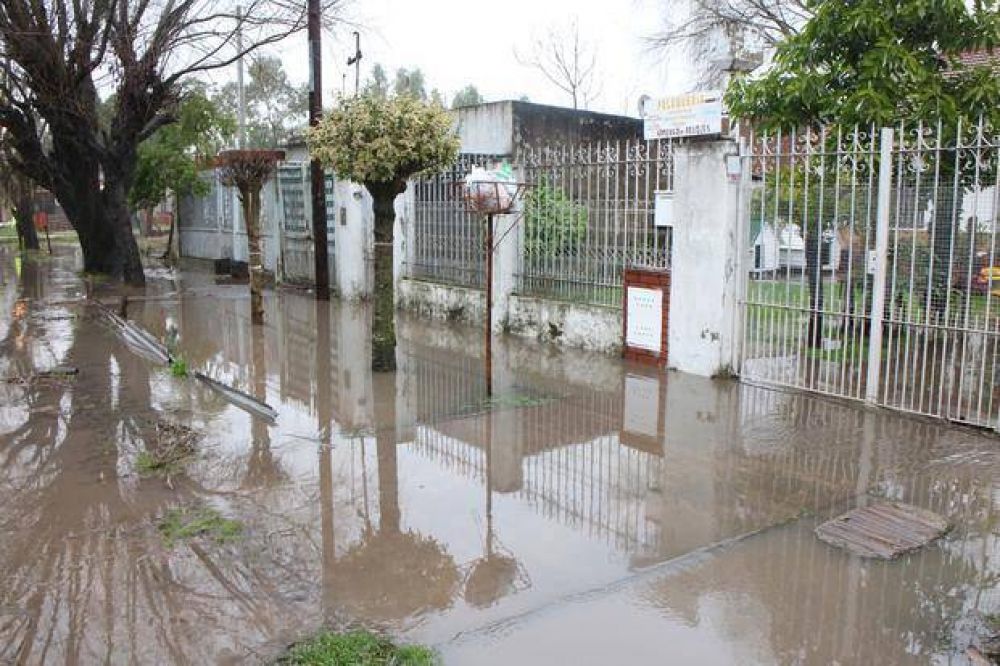 El agua entr� en las casas en distintos barrios y crecieron las complicaciones