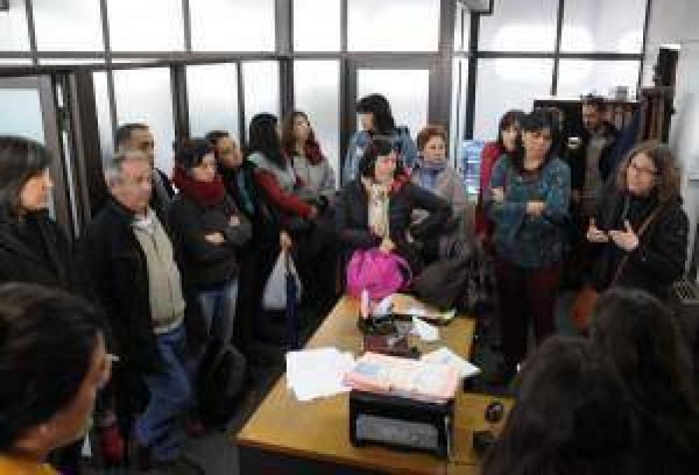 Bibliotecarios populares reclaman seis meses de subsidios atrasados