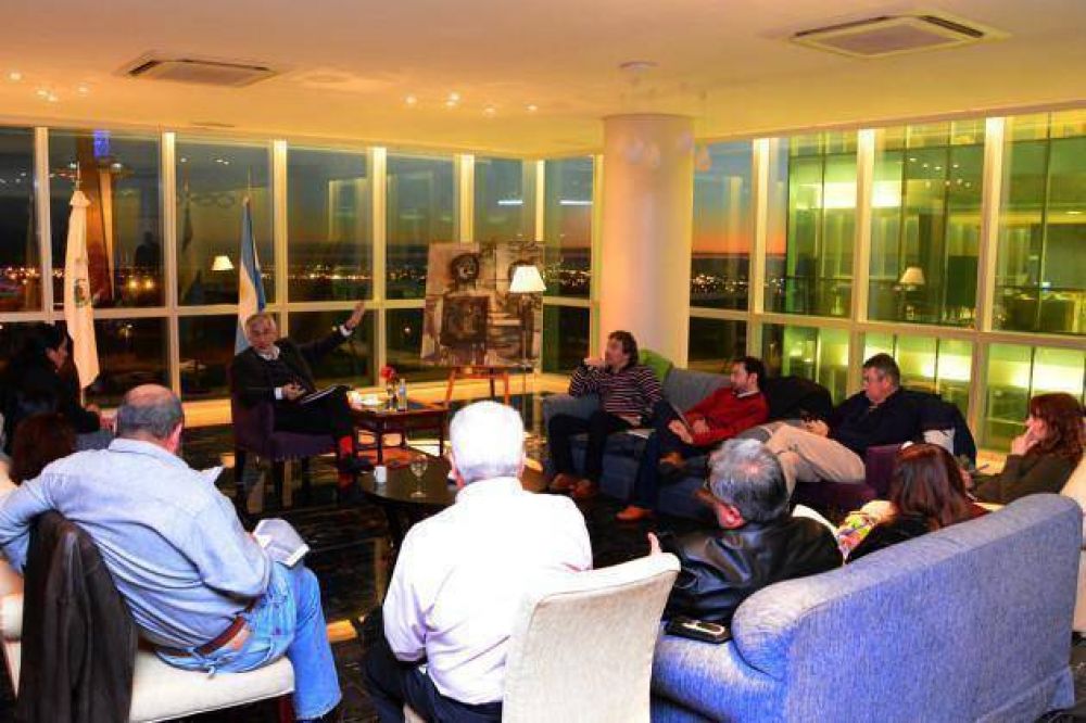 El gobernador dialog� con periodistas
