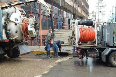 Obras P�blicas. Se desobstruyen desag�es saturados tras la lluvia