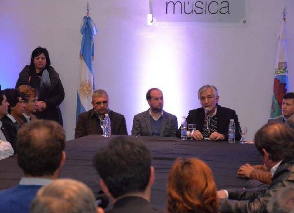 Firman un acuerdo para frenar los despidos por seis meses