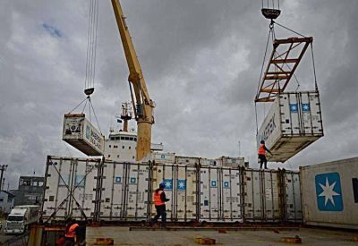 Intensa actividad en el puerto con la llegada de portacontenedores