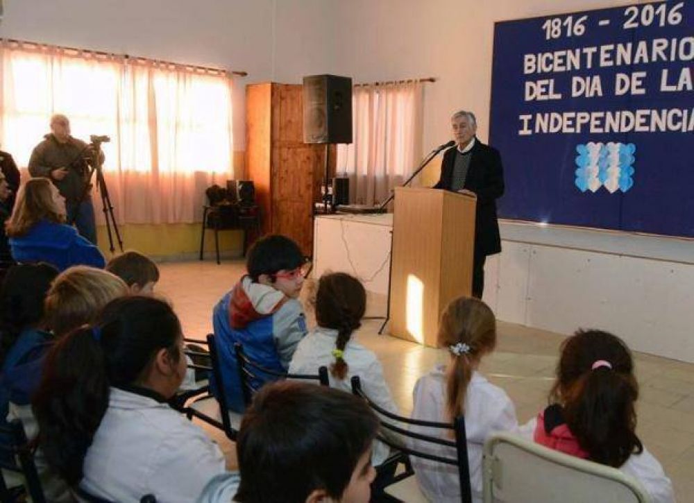 El gobernador Rodr�guez Sa� puso en marcha obras en el interior provincial