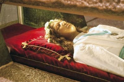 Francisco invita a ser como santa Mar�a Goretti, �testimonios del perd�n�