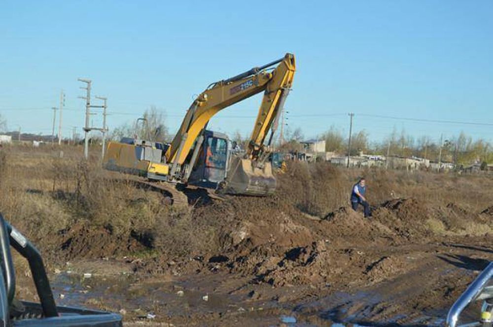 Se intensifican los trabajos para bajar las napas fre�ticas en el Plan Lote Eva Per�n
