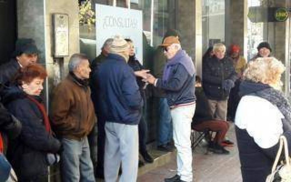 Avellaneda: Los bancos no podrn dejar a jubilados a la intemperie