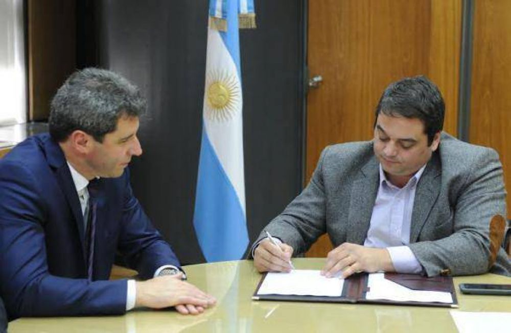 U�ac firm� convenios para sostener el empleo