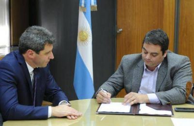 U�ac firm� convenios para sostener el empleo