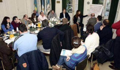 Mesa de di�logo: obra p�blica, EDESUR y AySA en la agenda municipal