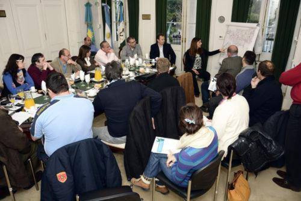 Obras, cloacas y los cortes de luz, en la agenda de Brown