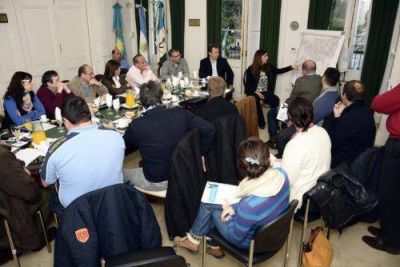 Obras, cloacas y los cortes de luz, en la agenda de Brown