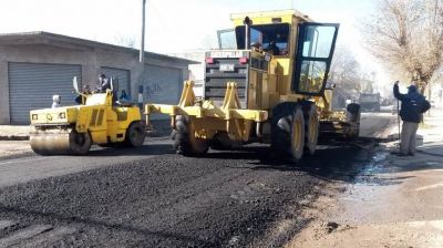 Con fondos provinciales, realizan bacheo y cord�n cuneta en distintos barrios