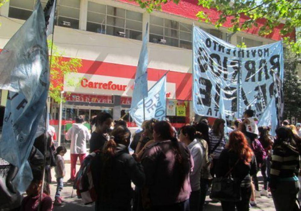 Barrios de Pie ante Carrefour para pedir donaciones solidarias de alimentos