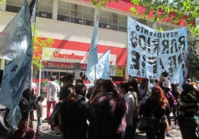 Barrios de Pie ante Carrefour para pedir donaciones solidarias de alimentos