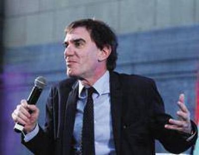 El funcionario cercado por sus palabras