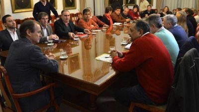 Gobierno y estatales vuelven a negociar salarios este jueves
