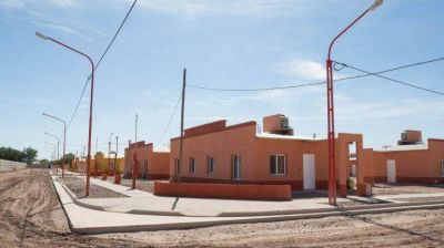 El gobernador entrega viviendas a familias cipole�as