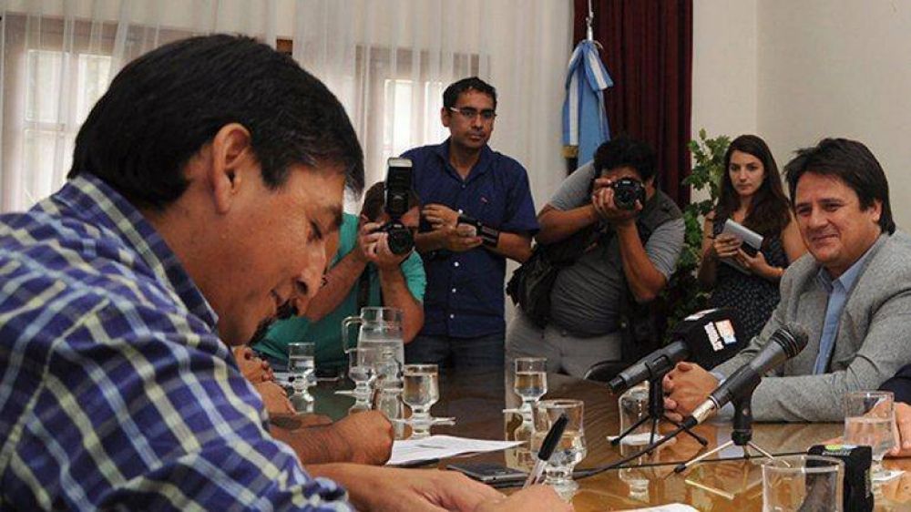 Convocaron a los gremios para negociar salarios