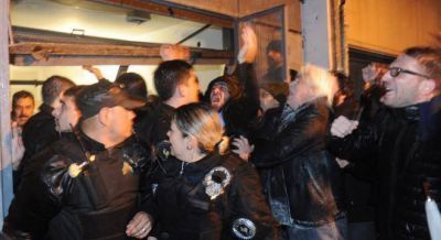 Macri trat� a los trabajadores de Tiempo de �usurpadores� y le contestaron